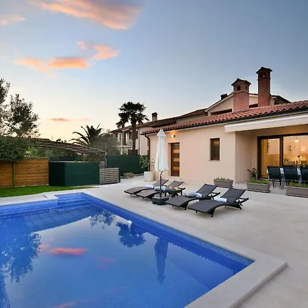 Villa Charming Natali With Private Pool In Pula