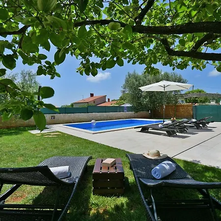 Villa Charming Natali With Private Pool In Pula Galizana