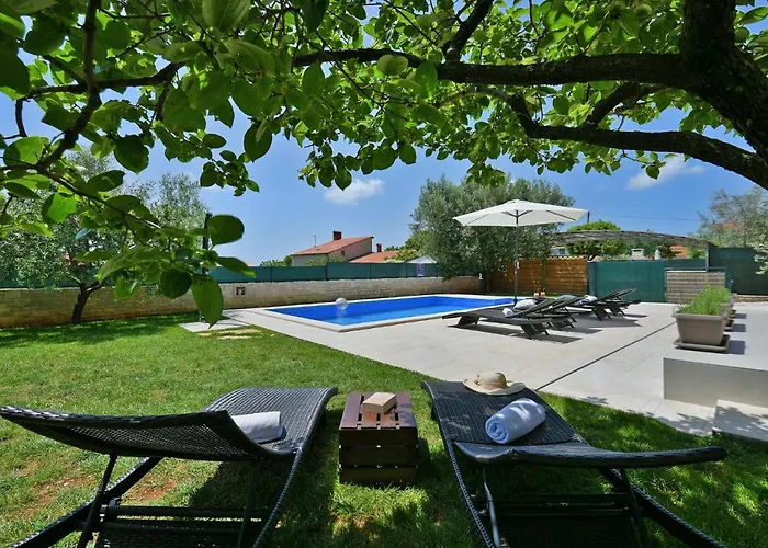 Vila Charming Natali With Private Pool In Pula Galizana
