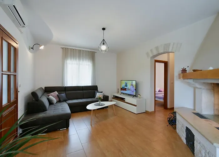 Charming Natali With Private Pool In Pula