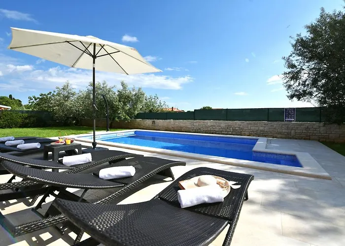 Vila Charming Natali With Private Pool In Pula